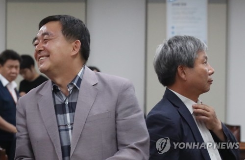 ▲ 15일 오후 정부세종청사 고용노동부에서 열린 최저임금위원회 전원회의에서 내년도 최저임금이 7천530원으로 확정돼 사용자 측 이동응 위원(오른쪽)과 근로자 측 권영덕 위원이 다른 표정을 짓고 있다.ⓒ연합뉴스