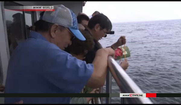 간암으로 숨진, 노벨평화상 수상자 '류샤오보'의 유골을 바다에 뿌리는 그의 가족들. 中공안의 칼 끝은 이제 주변 사람을 향하고 있다. ⓒ日NHK월드 관련보도 화면캡쳐.