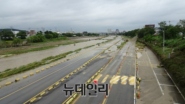 ▲ 16일 오전 집중호우로 거대한 홍수를 이뤄던 청주 무심천이 17일 오전에는 완전히 물이 빠진 모습이다.ⓒ김정원 기자