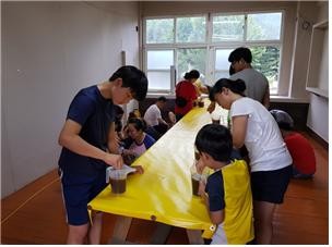 ▲ 서울시가 지방폐교를 활용한 가족캠핑장을 운영중인 가운데, 제천의 한 폐교에서 가족단위 이용객들이 천연샴푸만들기 체험을 하고 있다.ⓒ서울시 제공