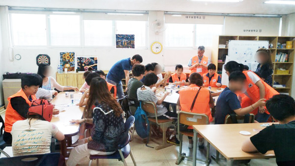 ▲ 지난 10일 남구 대명동에 위치한 지적장애아 특수학교인 대구보명학교에서 열린 대구사이버 봉사단 활동모습.ⓒ대구사이버대