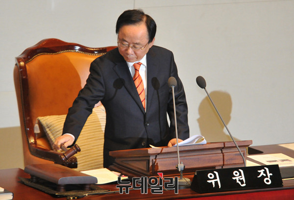 ▲ 개헌특위 위원장을 맡고 있는 자유한국당 이주영 의원이 지난 1월 국회에서 개헌특위 전체회의의 개회를 선언하고 있다. ⓒ뉴데일리 이종현 기자