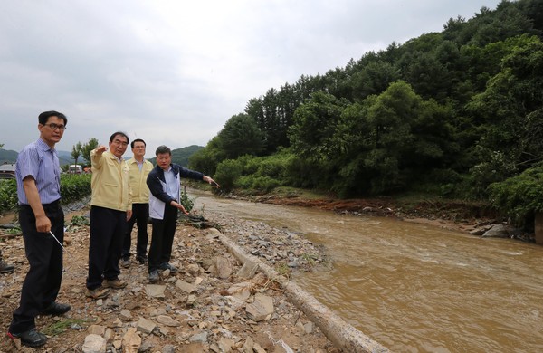 ▲ 이승훈 충북 청주시장이 17일 상당구 미원면 운교리의 유실된 제방 현장을 점검하고 있다.ⓒ청주시