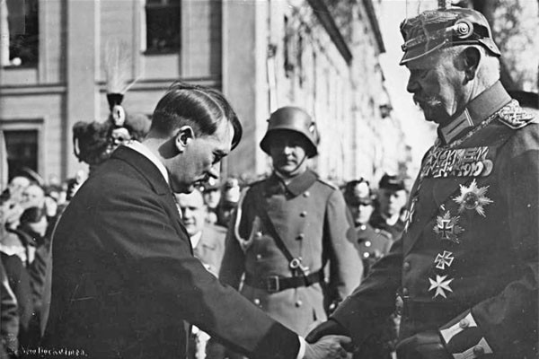 ▲ 1932년 총선에서 승리한 뒤 집권당 당수가 된 아돌프 히틀러가 1933년 당시 힌덴부르크 독일 대통령과 악수하는 모습. ⓒ유대 버추얼 도서관 화면캡쳐.