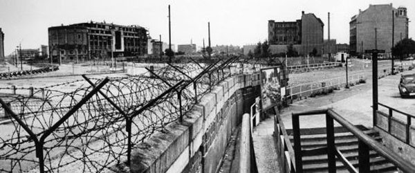 1961년 소련이 건설한 베를린 장벽. ⓒ발터 P.루터 도서관 자료사진 캡쳐.