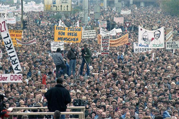 1989년 11월 4일 동베를린에서 열린 동서독 여행자유화 촉구 시위. ⓒ위키피디아 공개사진.