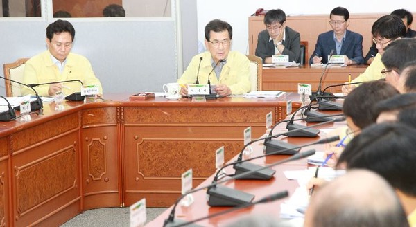 ▲ 이시종 충북도지사가 17일 폭우 피해에 대한 긴급대책회의를 소집했다.ⓒ충북도