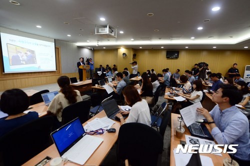 ▲ 박원순 서울시장이 17일 오전 서울 중구 서울시청 브리핑룸에서 노동존중특별시 2단계 7대 실행계획을 발표하고 있다. ⓒ 뉴시스