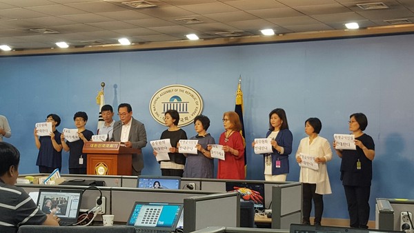 ▲ 학교 급식조리원 등 학교비정규직노조가 파업에 돌입하면서 급식이 중단된 29일 서울시내 한 초등학교 인근 편의점에서 학생들이 점심을 해결하고 있는 모습.ⓒ사진=뉴시스