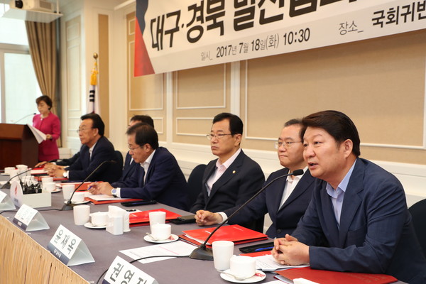 ▲ 18일 열린 대구시와 경북도, 자유한국당과의 발전협의회에서 권영진 대구시장(오른쪽)이 인사말을 하고 있다.ⓒ대구시