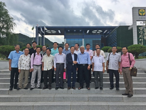 ▲ 베트남 동탑성 고위공무원 등 19명의 방문단은 17일 농림축산식품부 주관으로 포항시 기계면 새마을운동발상지기념관을 방문했다.ⓒ포항시