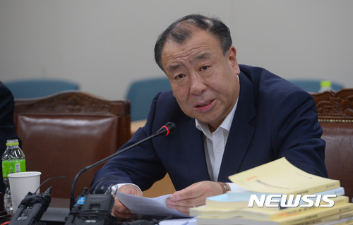 ▲ 15일 밤 정부세종청사 고용노동부 최저임금위원회 전원회의에서 내년도 최저임금이 7530원으로 확정된 가운데 어수봉 위원장이 최저임금에 대한 브리핑을 하고 있다. ⓒ 뉴시스