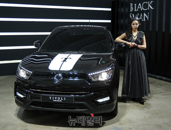 ▲ 쌍용자동차는 17일 서울 강남 SJ쿤스트할레에서 더욱 새로워진 티볼리 아머를 선보였다.ⓒ이기륭 기자