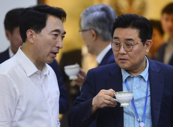 ▲ (왼쪽부터) 박수현 청와대 대변인과 전병헌 청와대 정무수석. ⓒ뉴시스