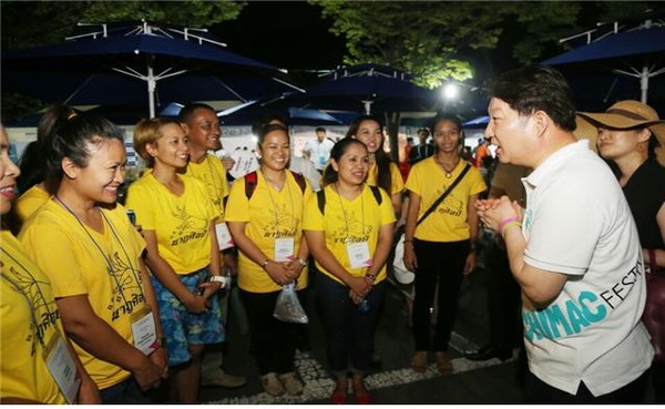 ▲ 지난해 대구치맥페스티벌에 참가한 외국 공무원이 권영진 시장(오른쪽)과 축제장에서 얘기를 나누는 모습.ⓒ대구시