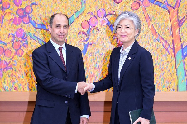 ▲ 강경화 외교장관이 오헤아 킨타나 유엔 북한인권 특별보고관과 만나 심각한 북한인권 상황을 개선하기 위한 유엔 등 국제사회와의 적극적 협력 의사를 전달했다. 사진은 (왼쪽부터) 오헤아 킨타나 유엔 북한인권 특별보고관, 강경화 외교장관.ⓒ외교부