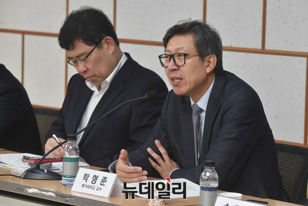 ▲ 18일 여의도연구원, 바른사회시민회의가 공동주최한 '무엇을 지키고 개혁할 것인가'토론회에서 박형준 동아대 교수가 발언하고 있다.ⓒ뉴데일리 이종현 기자