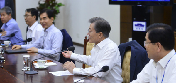 ▲ 문재인 대통령이 17일 열린 청와대 수석·보좌관회의에서 반부패관계기관협의회 복원을 지시하고 있다. ⓒ뉴시스 사진DB