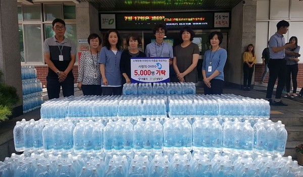 ▲ 서울시가 18일 수해를 입은 청주시에 생수 1만병을 보내왔다.ⓒ충북도