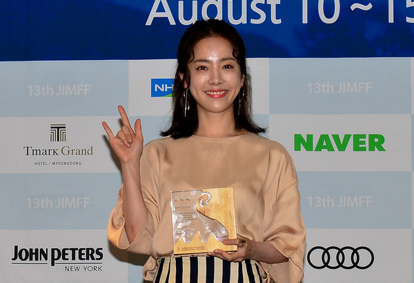 ▲ 배우 한지민이 18일 제13회 ‘제천국제음악영화제’ 홍보대사 위촉패를 들고 환하게 웃고 있다.ⓒ제천시