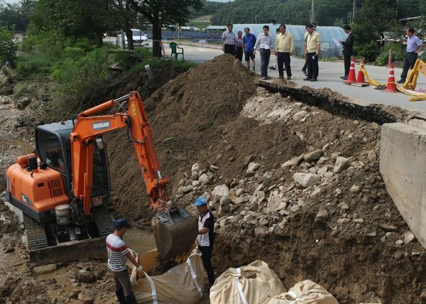▲ 이승훈 충북 청주시장이 18일 수해를 입은 청원구 내수읍 덕암리 현장을 점검하고 있다.ⓒ청주시