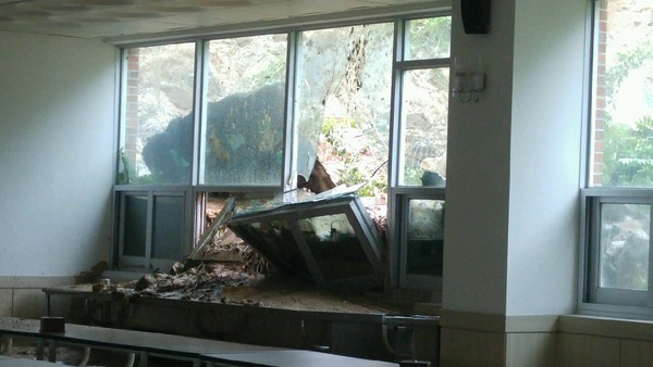 ▲ 지난 16일 충북 청주 중앙여자고등학교 급식실에 폭우로 토사가 밀려들어온 모습.ⓒ충북교육청