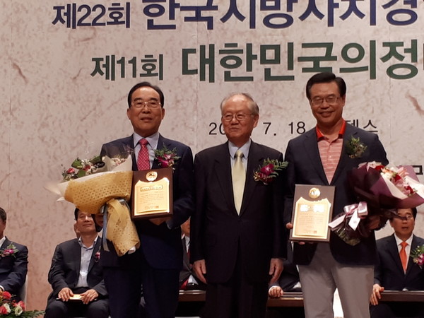 ▲ 정상혁 충북 보은군수가 18일 ‘제22회 한국지방자치경영대상’ 시상식에서 최고경영자상을 수상했다.(사진 맨 왼쪽)ⓒ보은군