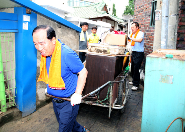 ▲ 18일 충북 청주시의회 의원들이 침수 피해를 입은 모충동의 한 주택에서 수해 복구지원을 하고 있다.ⓒ청주시의회