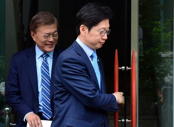 ▲ (왼쪽부터) 문재인 대통령과 김경수 민주당 의원. ⓒ뉴시스