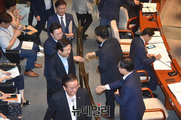 ▲ 자유한국당 의원들이 지난 14일 국회 예결위 전체회의에 참석하고 있다. ⓒ뉴데일리 이종현 기자