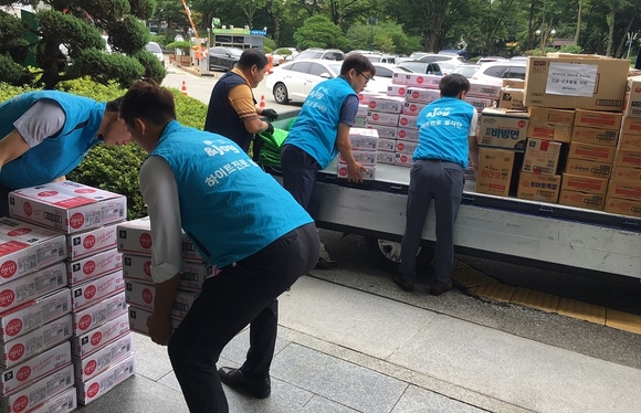 ▲ 하이트진로 청주지점 직원들이 18일 폭우 피해를 입은 주민들을 위한 생필품을 청주시청에 전달했다. ⓒ하이트진로