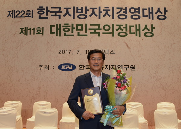 ▲ 충북 증평군이 18일 제22회 한국지방자치경영대상 시상식에서 산업경제부문 대상을 받았다.ⓒ증평군