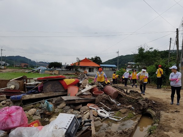 ▲ 폭우로 인한 산사태가 마을 덮친 청주시 미원면에서 적십자 봉사원들이 복구 작업을 하고 있다.ⓒ충북적십자봉사회