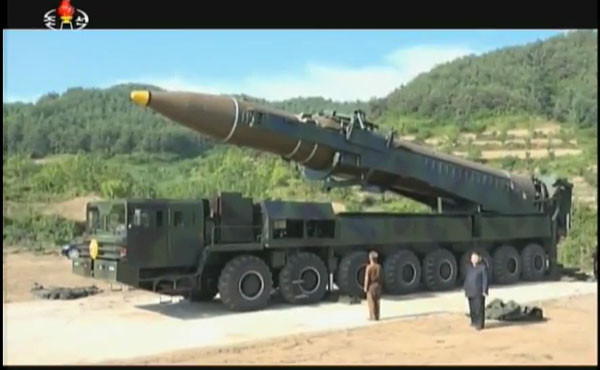 북한이 지난 4일 발사한 '화성-14형' 대륙간 탄도미사일(ICBM)이 美본토 일부까지 날아갈 수 있다는 지적이 나왔다. 사진 오른쪽 구석에 멍하니 서 있는 돼지같은 이가 김정은이다. ⓒ北선전매체 화면캡쳐.