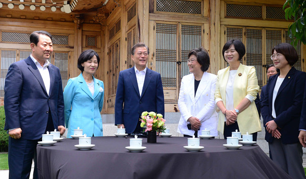 ▲ 문재인 대통령은 19일 여야 대표를 청와대 상춘재로 불러 미국과 독일을 방문하며 도출한 정상회담 결과를 설명했다. ⓒ뉴시스 DB