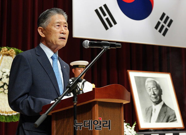 ▲ 19일 오전 국립현충원에서 이승만 건국대통령 서거 52주기 추모식이 열렸다. 이준 국방부 전 장관이 추모사를 낭독하고 있다.ⓒ뉴데일리 이기륭 기자