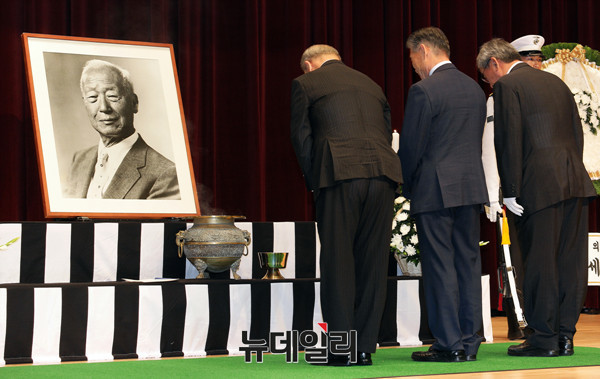 ▲ 19일 오전 국립현충원에서 이승만 건국대통령 서거 52주기 추모식이 열린 가운데 내빈들이 이승만 대통령의 영전에 분향하고 있다.ⓒ뉴데일리 이기륭 기자