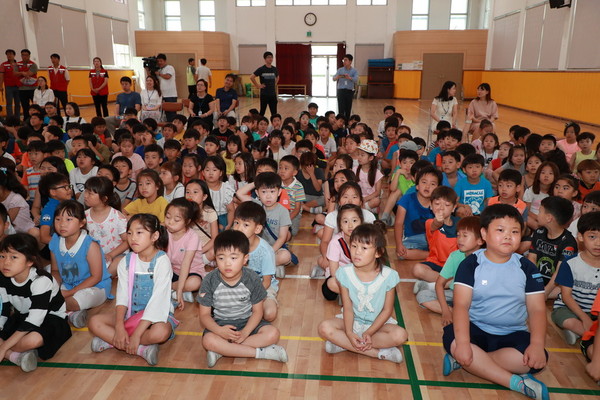 ▲ 예천군은 19일 본격 물놀이 철을 맞아 예천초등학교 전교생 614명대상 안전 물놀이 순회교육을 가졌다.ⓒ예천군