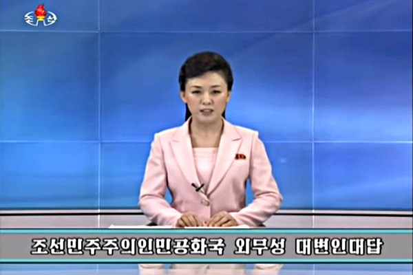 ▲ 북한이 최근 미국 당국에 압수당했던 자국 대표단의 외교행낭을 사죄의 뜻과 함께 되돌려 받았다고 주장해 눈길을 끈다. 사진은 北'조선중앙방송' 北외무성 대변인 대답 관련 보도 일부.ⓒ北선전매체 보도영상 화면캡쳐