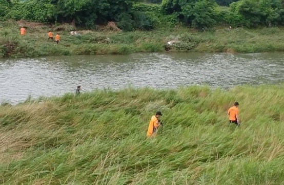 ▲ 지난 16일 폭우로 실종된 70대를 찾기위해 충북 보은소방서 구급대원들이 인근 하천을 수색하는 모습.ⓒ보은소방서