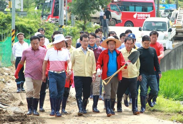 ▲ 홍준표 자유한국당 대표 일행이 19일 청주시 낭성면 폭우 피해 현장을 방문했다.ⓒ충북도