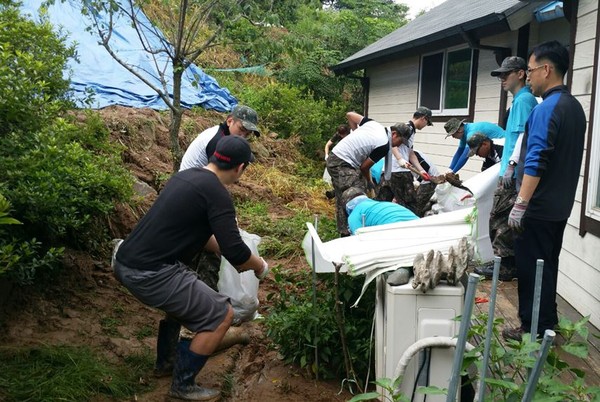 ▲ 청주시 남일면에서 산사태가 덮친 주택을 군 장병들이 복구하고 있다.ⓒ청주시