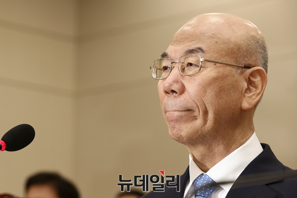 ▲ 19일 국회에서 이효성 방통위원장 후보자 인사청문회가 열린 가운데 야당 의원들의 질의 공세에 이 후보자가 입을 굳게 다물고 정면을 응시하고 있다.ⓒ뉴데일리 이종현 기자