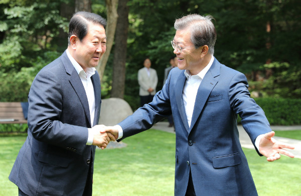 ▲ 문재인 대통령이 19일 청와대에서 국민의당 박주선 비상대책위원장을 맞이하고 있다. ⓒ뉴시스 사진DB