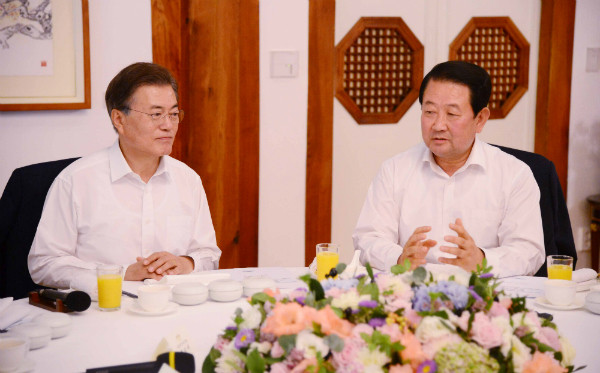 ▲ 문재인 대통령이 19일 청와대에서 열린 여야 정당 대표 초청 순방 성과 설명 오찬간담회에서 국민의당 박주선 비상대책위원장의 발언을 경청하고 있다. ⓒ뉴시스 사진DB