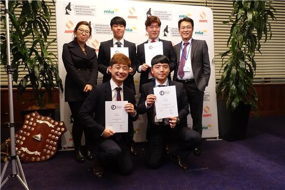 ▲ 배인규 학생(윗줄 오른쪽 두 번째)이 상을 받고 기념촬영을 하고 있다.ⓒ충북대