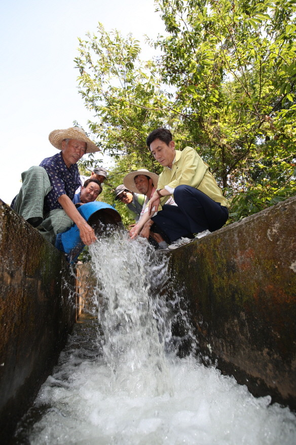 ▲ 포항시가 19일 기계면 남계지구에서 이강덕 포항시장 등이 참가한 가운데 가뭄 해소를 위한 급수 통수식을 가졌다.ⓒ포항시