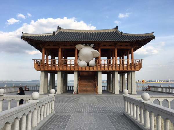 ▲ 영일대 해상누각을 장식할 팝아티스트 임지빈 작가의 초대형 설치작품.ⓒ포항시