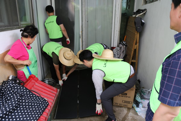 ▲ 한국토지주택공사 대구경북지역본부(본부장 한병홍)는 19일 여름철 맞이 릴레이 사회공헌활동 제1탄 중증장애인 시설개선 공사 봉사활동을 중구 남산동에서 갖고 있다.ⓒLH 대경본부