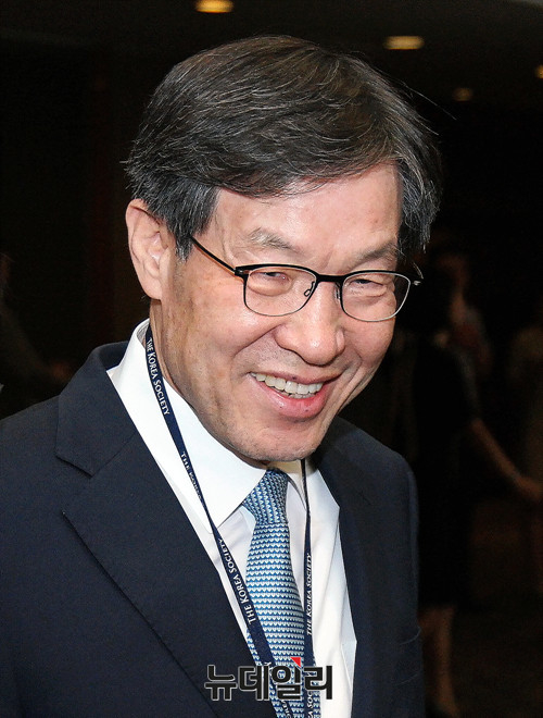 ▲ 권오준 포스코 회장이 18일 소공동 롯데호텔에서 열린 코리아소사이어티 60주년 기념행사에 참석했다.ⓒ이기륭 기자